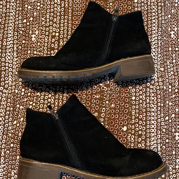 Iu Iu gong zhg black suede style booties.  Zipper on side size 39 EUC - Picture 2 of 3